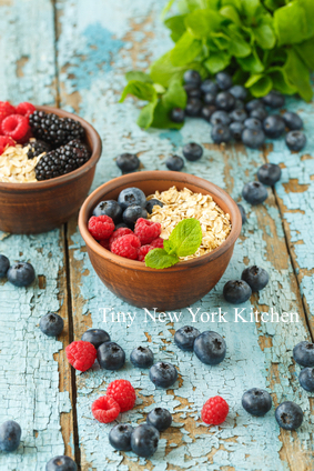 Quinoa Oatmeal With Berries