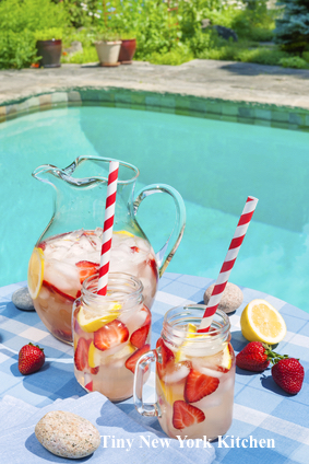 Boozy Strawberry Lemonade